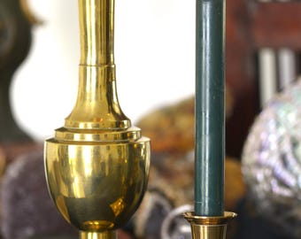 Conjunto decorativo vintage em latão – Vaso antigo + Castiçal com base quadrada | Decoração esotérica, altar Wicca, gabinete de curiosidades, estilo vitoriano