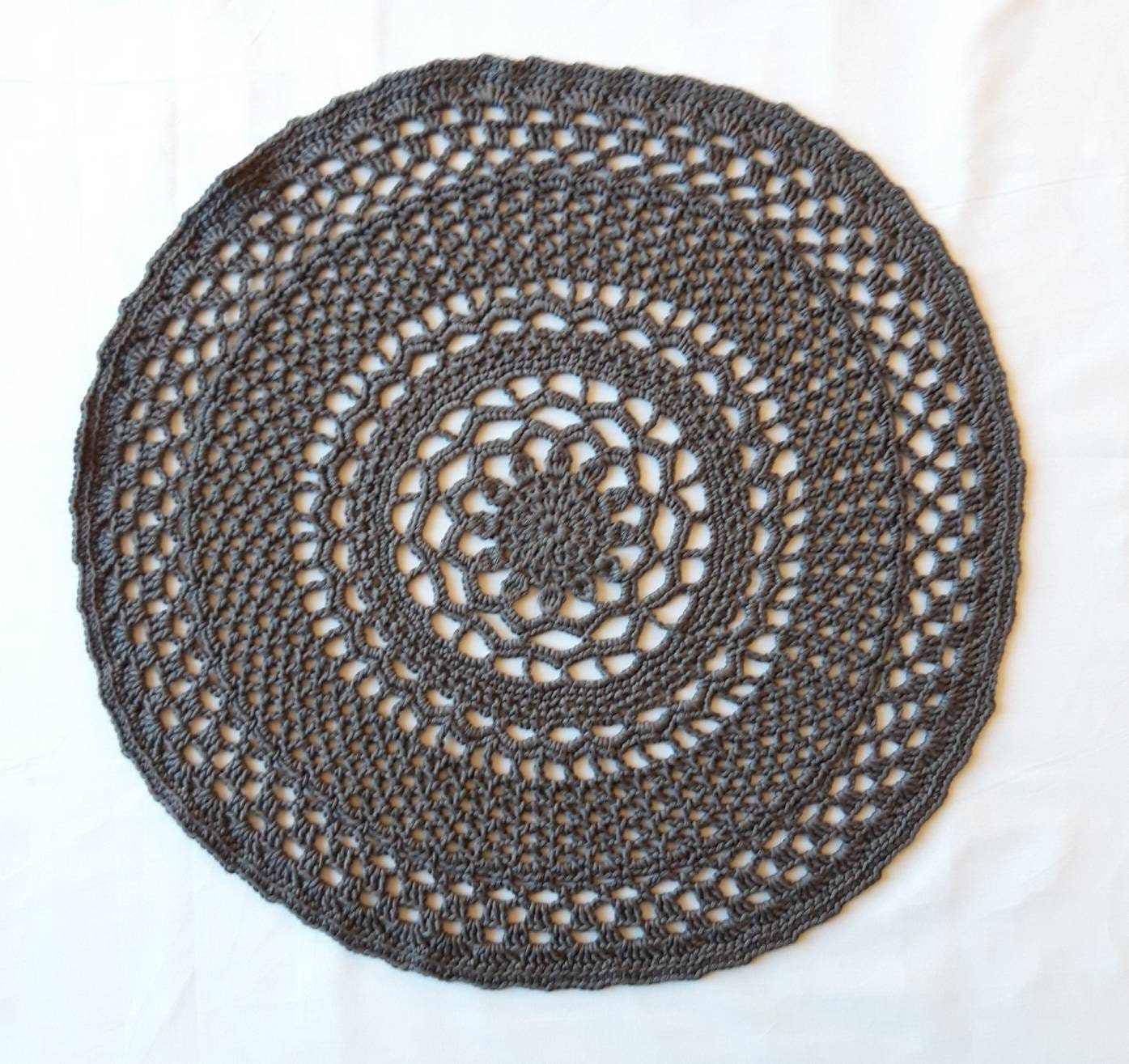Centre de Table ou Napperon Contemporain Gris Anthracite Fait Main Au Crochet