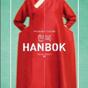 Op de afbeelding: Een rode Hanbok-jurk met witte accenten, onderdeel van een speciale editie. De afbeelding toont de tekst "WEARABLE CULTURE" en "HANBOK" in grote witte letters, met het nummer "01" eronder. De achtergrond is een turquoise kleur.