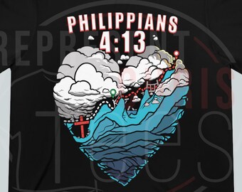 Camiseta unisex con estampado de montañas y nubes, Filipenses 4:13, de tejido triblend cristiano.