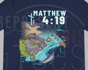 Camiseta cristiana triblend con la inscripción Mateo 4:19, diseño ilustrado de Fisher of Men.