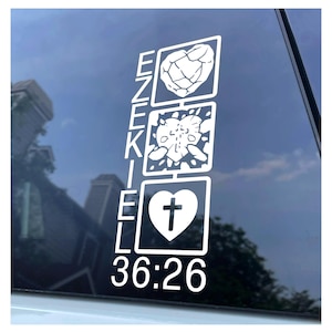 Puede incluir: Juego de tres tazas de cerámica con acabado mate moteado. Las tazas son en tonos crema, gris claro y gris oscuro. Cada taza tiene un diseño simple y minimalista, ideal para café o té.