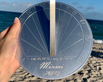 Miami Sundial Gift - Rond, Precisie ontworpen voor uw locatie, Cadeau voor: jubileum, pensioen, speciale B-dag, tuin