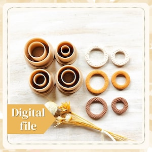 Puede incluir: Un conjunto de seis formas de donut de arcilla polimérica de color marrón, beige y blanco. Los donuts están dispuestos en dos filas de tres. Los donuts son de diferentes tamaños y tienen diferentes texturas. Los donuts están sobre una superficie de madera marrón claro. El texto "Archivo digital" está en la esquina inferior izquierda de la imagen.