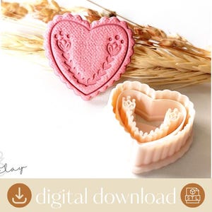 Op de afbeelding: Twee roze hartvormige koekjessnijders met geschulpte randen en bloemendetails. Eén snijder is effen, de andere is een geneste set. De tekst "digitale download" staat onderaan.