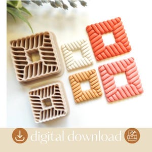 Può includere: Due tagliabiscotti quadrati con una trama a coste e due pezzi di argilla quadrati corrispondenti nei colori bianco, arancione, rosa e marrone chiaro. L'immagine include un'icona di download digitale e il testo digital download in basso.