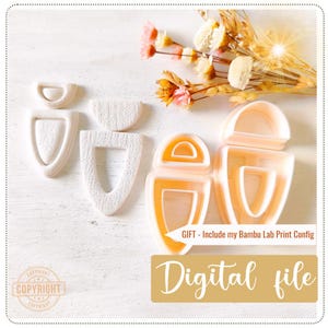 Puede incluir: Una colección de cortadores de pendientes de arcilla polimérica blanca y moldes de plástico naranja. Los cortadores tienen varias formas de escudo y semicírculo. La imagen incluye el texto "Digital file" y "GIFT - Include my Bambu Lab Print Config".