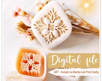 Puede incluir: Un objeto blanco en forma de diamante con un diseño floral en un color más claro. Debajo, se ve un molde cuadrado con el mismo diseño. El texto "Digital file" se muestra en una fuente cursiva, con texto adicional debajo.