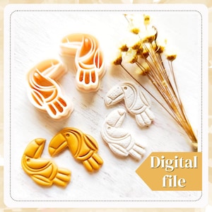 Pode incluir: Um conjunto de seis cortadores de biscoitos em forma de tucano em três cores diferentes: branco, amarelo e laranja. Os cortadores estão dispostos sobre uma superfície de madeira branca. O texto "Arquivo digital" é visível no canto inferior direito da imagem.