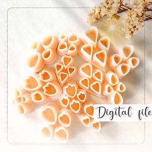 Puede incluir: Un conjunto de cortadores de arcilla polimérica de color melocotón en varias formas, incluyendo corazones y diseños de tulipanes. El texto "Digital file" está presente. Estos cortadores son probablemente para manualidades o repostería. Medidas en centímetros.