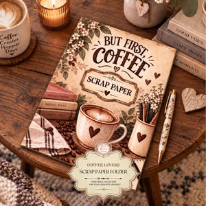 Könnte beinhalten: Ein rechteckiger Scrapbook-Papierordner mit einem Cover im Vintage-Stil, das den Text "BUT FIRST, COFFEE" und "SCRAP PAPER" trägt. Das Design umfasst Illustrationen einer Kaffeetasse mit Herz, Kaffeebohnen, floralen Akzenten und einem Stapel Bücher.