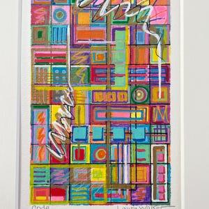 Op de afbeelding: Abstracte kunstafdruk in een witte lijst. Het kunstwerk toont een kleurrijk raster van vierkanten en rechthoeken in roze, blauw, geel en groen. Witte en gouden lijnen overlappen het ontwerp. Het woord "Code" en de naam van de kunstenaar zijn zichtbaar.