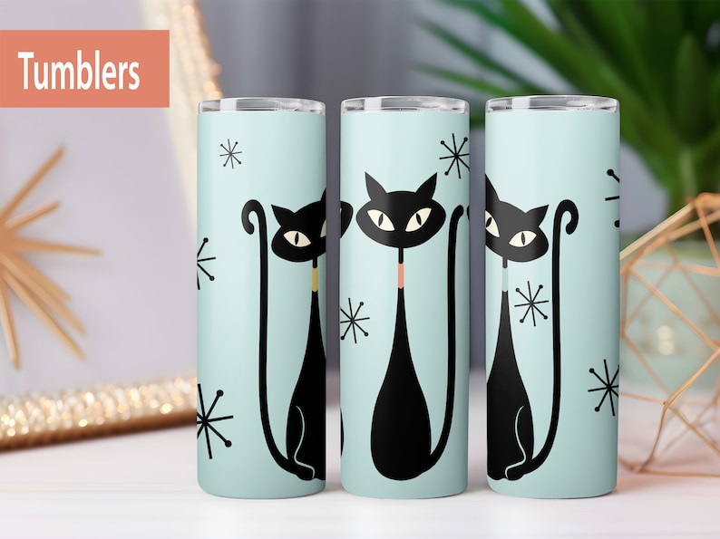 K&ouml;nnte beinhalten: Drei Edelstahlbecher mit hellblauem Hintergrund und einem schwarzen Katzendesign. Die Katzen haben einen Retro-Stil der Mitte des Jahrhunderts. Die Becher sind perfekt f&uuml;r hei&szlig;e oder kalte Getr&auml;nke.
