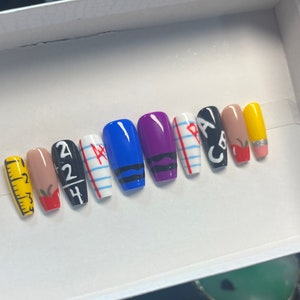 Uñas con temática escolar / Uñas para la vuelta al cole / Uñas postizas para profesora / Uñas postizas largas / Uñas postizas / Uñas postizas cortas