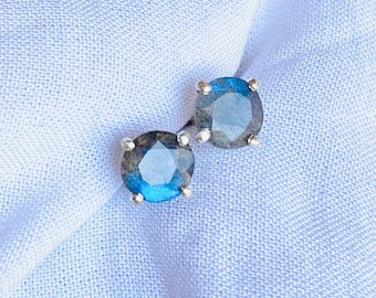 Orecchini a bottone in labradorite - Orecchini a bottone in labradorite in argento sterling 925, pietra preziosa naturale in labradorite, regalo per lei. Orecchini a bottone fatti a mano.