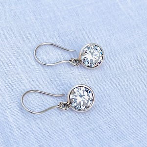 Pendientes de moissanita en plata de ley 925: joyas delicadas y atemporales para ella.