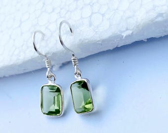 Brincos pendentes de peridoto, joias em prata de lei com pingente verde, pedra do mês de agosto, presente artesanal para ela, brincos minimalistas.