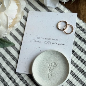 Ensemble-cadeau personnalisé de bagues de mariage | Cadeau de mariage | Cadeau de fiançailles | Cadeau nuptiale de douche | Cadeau pour la mariée | Carte de Mme | Nom de famille Mariée