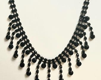 Collar con cristales negros