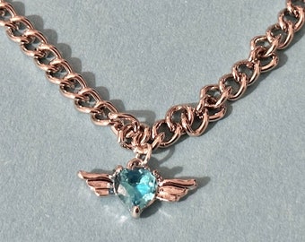 Collar con colgante de corazón de ala azul