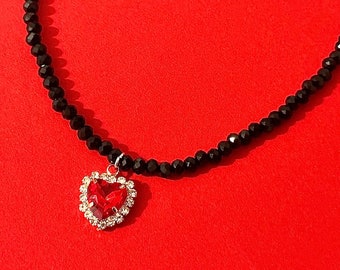 collar corazon rojo negro