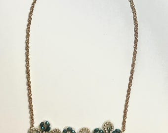 Collar con flores