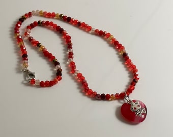 Collar de joyería con calavera roja