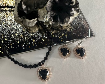 Collar negro con colgante de corazón.