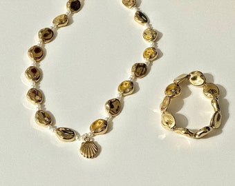 Conjunto de collar y pulsera conchas doradas