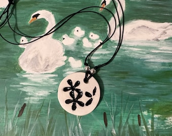 Collar de Cerámica Flores con Cierre de Macramé