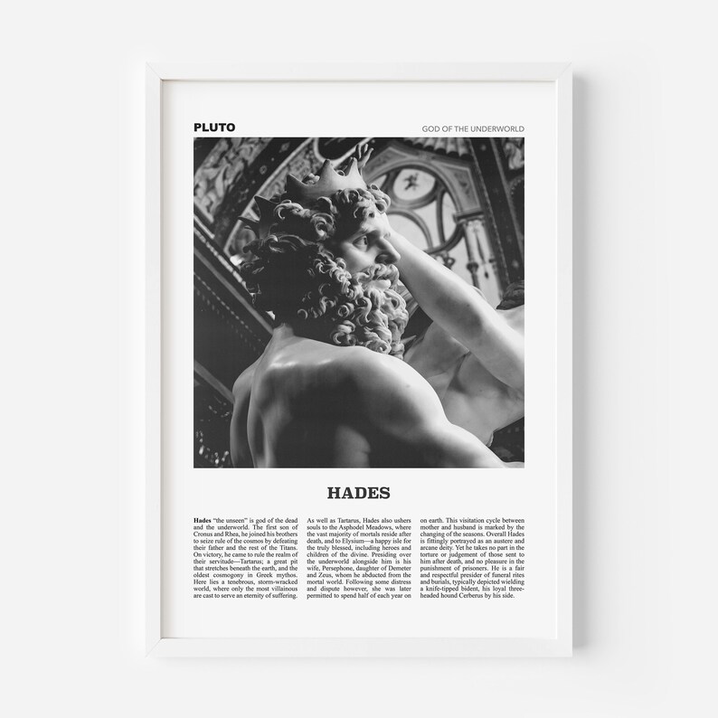 Puede incluir: Imagen en blanco y negro de una escultura de Hades, el dios griego del inframundo. La escultura es de estilo cl&aacute;sico y representa a Hades con una corona y barba. El texto "Hades" est&aacute; escrito debajo de la imagen, junto con una descripci&oacute;n de su papel en la mitolog&iacute;a griega.
