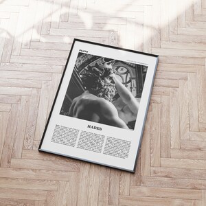 Puede incluir: Un p&oacute;ster en blanco y negro con una foto de una escultura de Hades, el dios griego del inframundo. El p&oacute;ster tiene el t&iacute;tulo "Hades, Dios del Inframundo" y una descripci&oacute;n de Hades.