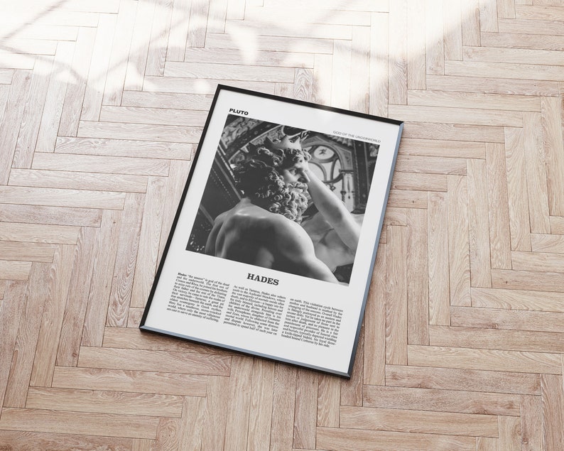 Puede incluir: Un p&oacute;ster en blanco y negro con una foto de una escultura de Hades, el dios griego del inframundo. El p&oacute;ster tiene el t&iacute;tulo "Hades, Dios del Inframundo" y una descripci&oacute;n de Hades.
