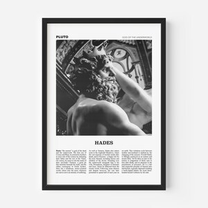 Puede incluir: Fotograf&iacute;a en blanco y negro de una escultura de Hades, el dios griego del inframundo. La escultura es de estilo cl&aacute;sico y representa a Hades con una corona y barba. El texto "Hades" y una descripci&oacute;n del papel de Hades en la mitolog&iacute;a griega se encuentran debajo de la imagen.