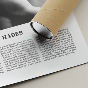 Puede incluir: Primer plano de una p&aacute;gina de un libro sobre mitolog&iacute;a griega. La p&aacute;gina se titula "Hades" y describe a Hades como el dios del inframundo. El texto est&aacute; en blanco y negro y est&aacute; sobre un fondo blanco.