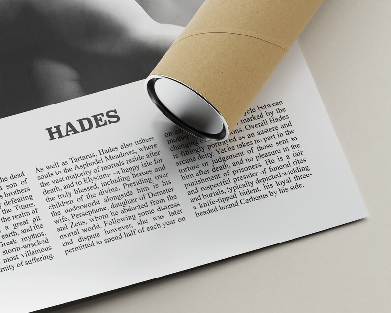 Puede incluir: Primer plano de una p&aacute;gina de un libro sobre mitolog&iacute;a griega. La p&aacute;gina se titula "Hades" y describe a Hades como el dios del inframundo. El texto est&aacute; en blanco y negro y est&aacute; sobre un fondo blanco.