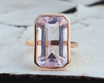 Könnte beinhalten: Ein Ring aus Roségold mit einem großen, rechteckigen, hellrosa Edelstein.