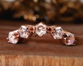 Alianza de boda antigua de media eternidad con corte hexagonal y 5 diamantes, curvada, de oro rosa, ideal como regalo de aniversario.