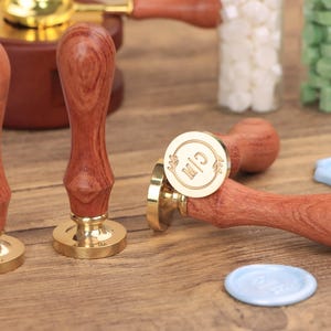 Kit di timbri in ceralacca personalizzati per inviti di nozze, sigillo in ceralacca personalizzato per regalo, timbro in ceralacca personalizzato con qualsiasi logo/design/nome, kit di sigilli in ceralacca in ottone