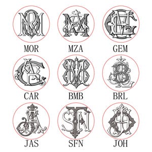 Könnte beinhalten: Neun kreisförmige Designs mit kunstvollen, verschlungenen Monogrammen in Graustufen. Jedes Monogramm ist von einem roten Kreis umgeben und mit einer dreibuchstabigen Abkürzung wie "MOR" oder "MZA" versehen.