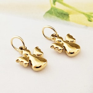 Könnte beinhalten: Ein Set aus drei Keramikbechern mit gesprenkelter, matter Oberfläche. Die Becher sind in den Farbtönen Creme, Hellgrau und Dunkelgrau gehalten. Jeder Becher hat ein schlichtes, minimalistisches Design, ideal für Kaffee oder Tee.