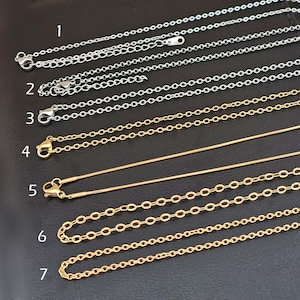 Könnte beinhalten: Sieben verschiedene Kettenarten für die Schmuckherstellung. Die Ketten sind von 1 bis 7 nummeriert und von oben nach unten angeordnet. Die Ketten sind silber- und goldfarben.