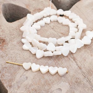 10 Herzen Perlmutt 6mm weiß Armbandperlen Zwischenperlen Spacer Herzperlen Sommer Muschelperlen