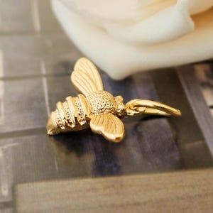 Bee pendant, 18k real gold plated, 3D with eyelet, charm, necklace pendant, bracelet pendant, golden, three-dimensional, little bee, spring