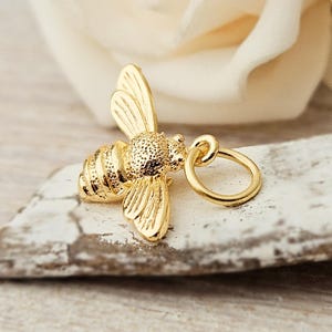 Biene Anhänger 18k echt vergoldet 3D mit Öse Charms Kettenanhänger Armbandanhänger golden plastisch Bienchen Frühling