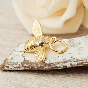 Biene Anhänger 18k echt vergoldet 3D mit Öse Charms Kettenanhänger Armbandanhänger golden plastisch Bienchen Frühling