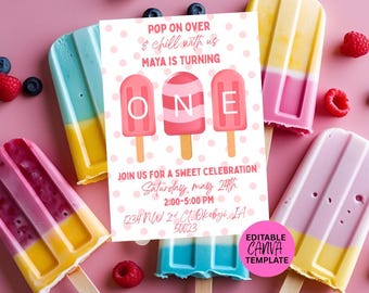 Puede incluir: Una invitación de cumpleaños con fondo rosa, con ilustraciones de helados y el texto "ONE". La invitación incluye detalles para una dulce celebración, con la fecha, hora y lugar. Helados coloridos y bayas rodean la invitación.