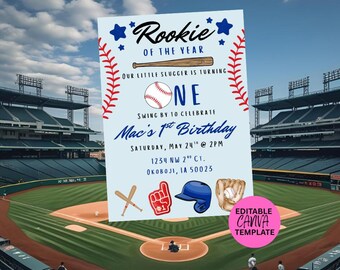 Puede incluir: Una invitación de cumpleaños con temática de béisbol en azul claro con el texto "Rookie of the Year" y "Mac's 1st Birthday". La invitación incluye gráficos de béisbol y la fecha, hora y lugar de la fiesta. El fondo muestra un campo de béisbol.