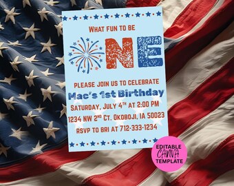 Puede incluir: Una invitación azul claro con texto y gráficos rojos, blancos y azules, incluyendo fuegos artificiales y estrellas. La invitación dice "What fun to be ONE" e invita a los invitados al 1er cumpleaños de Mac el 4 de julio.
