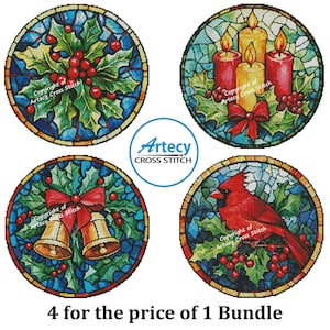 Puede incluir: Cuatro diseños redondos de punto de cruz con efecto vidriera. Los diseños incluyen acebo con bayas rojas, velas encendidas, campanas doradas con un lazo rojo y un cardenal rojo. El texto "4 for the price of 1 Bundle" está en la parte inferior.